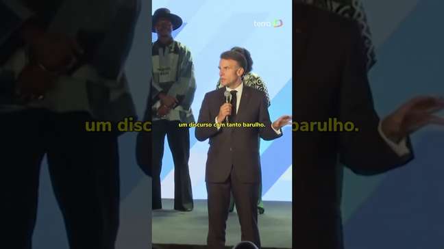Macron dá bronca em plateia ao pedir silêncio em evento no Quênia: 'Total falta de respeito' #shorts