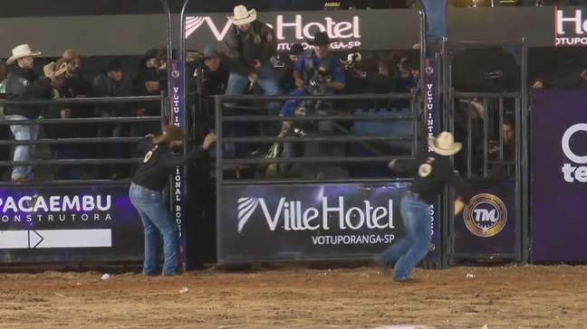 Veja o momento em que peão que morreu foi pisoteado por touro em rodeio no interior de SP