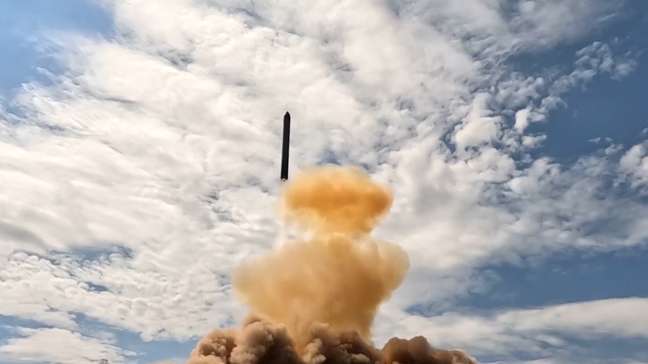 Rússia faz teste final de míssil intercontinental apelidado de 'Satanás' pela Otan