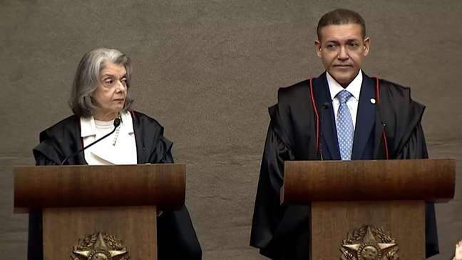 Nunes Marques e André Mendonça são empossados como presidente e vice do TSE