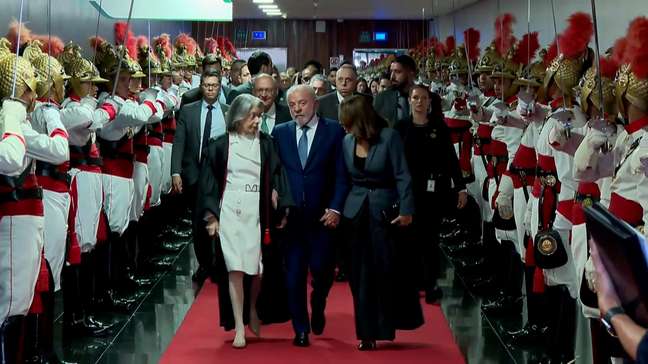 Lula chega ao TSE de mãos dadas com Janja e de braços dados com Cármen Lúcia