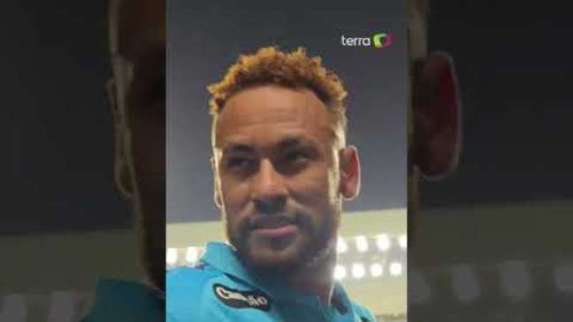 Neymar se irrita após provocação de torcedores sobre Copa do Mundo: 'Vai ficar em casa'