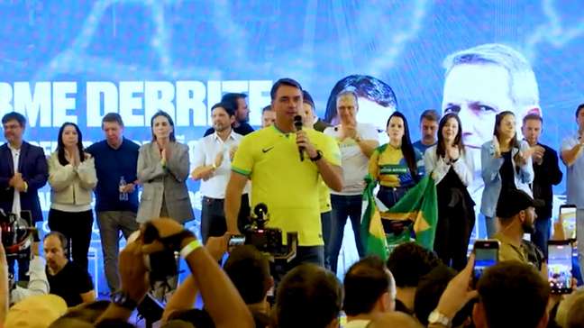 Flávio Bolsonaro relaciona Lula ao diabo e diz que tentaram o ‘enterrar vivo’