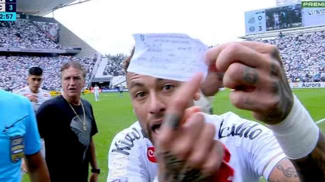 Neymar é substituído ‘sem querer’ contra o Coritiba e protagoniza um dos momentos mais inusitados do futebol brasileiro