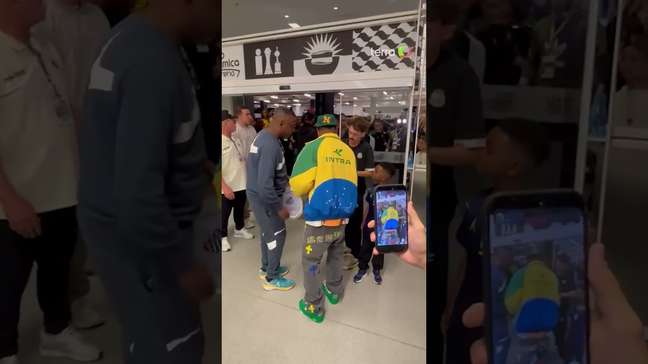 Neymar deixa Neo Química Arena vestido com as cores do Brasil após último teste antes da convocação