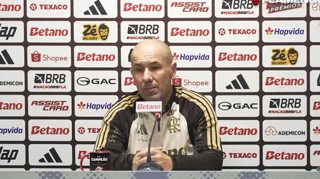 ‘Parece carpete de casa’: Jardim ironiza gramado sintético do Athletico-PR após empate do Flamengo