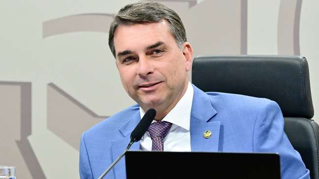 Pré-campanha de Flávio Bolsonaro vai ao TSE contra pesquisa que mostrou queda após áudio a Vorcaro
