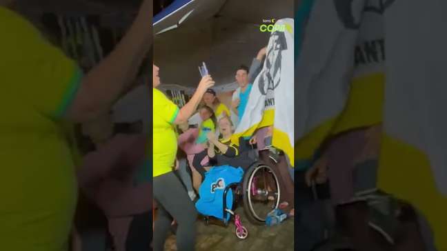 Torcedores 'acampam' em frente ao condomínio de Neymar e pedem aparição após convocação #shorts