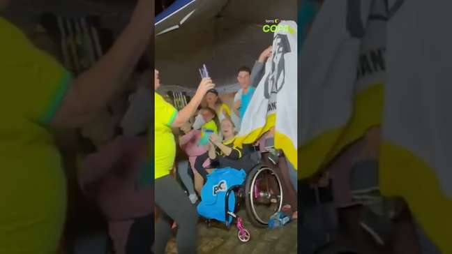 Torcedores 'acampam' em frente ao condomínio de Neymar e pedem aparição do craque #shorts