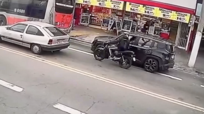 Vídeo mostra o momento em que ex-piloto do Globocop é baleado em assalto em SP; idoso morreu