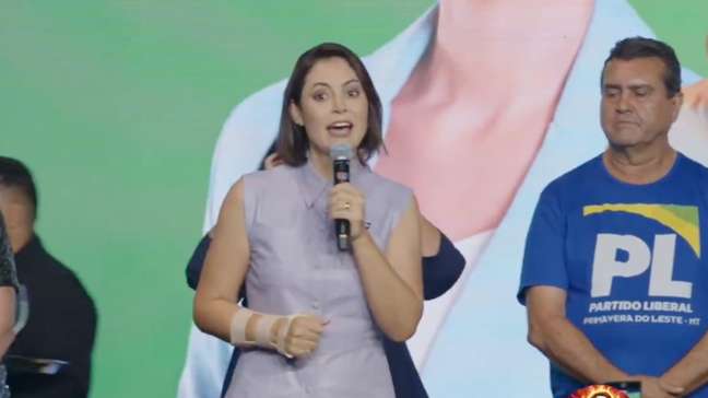 Michelle Bolsonaro chama Moraes de ‘irmão em Cristo’ em evento no DF: ‘Liberou o cabeleireiro’