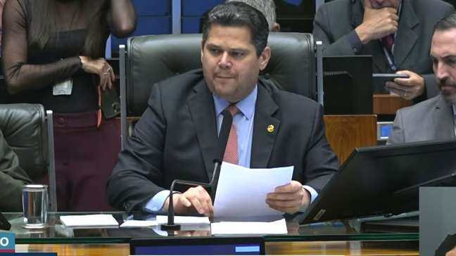 Alcolumbre rejeita leitura de requerimentos para abrir CPMI do Banco Master