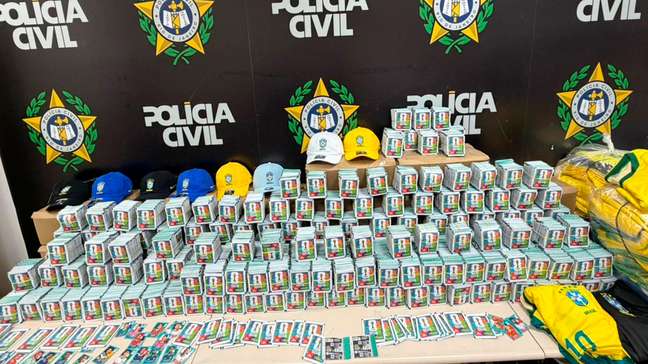 Polícia do Rio apreende 200 mil figurinhas falsificadas do álbum da Copa do Mundo de 2026
