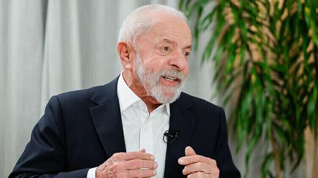 Lula faz 1ª sessão de radioterapia após retirada de câncer no couro cabeludo