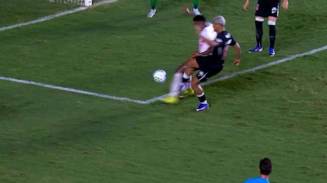 ‘Não toca na bola’: Ouça áudio do VAR de pênalti em Vasco x Bragantino
