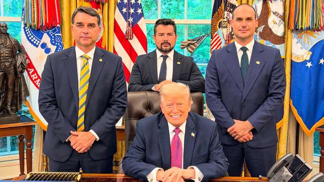Flávio Bolsonaro divulga foto de encontro com Trump no Salão Oval da Casa Branca