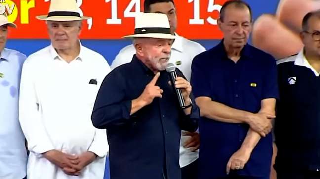 Lula diz que mulheres sofrem mais com escala 6x1: ‘Dupla jornada’