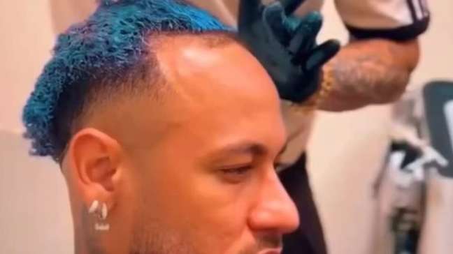 Neymar pintou cabelo de azul? Entenda a polêmica envolvendo o craque