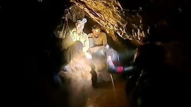 Cinco das sete pessoas presas há uma semana em caverna no Laos são encontradas com vida