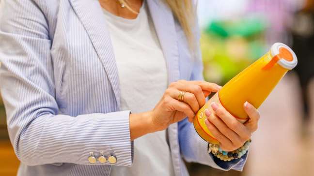 O truque para tirar cola de potes de vidro sem sofrimento