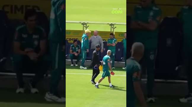 Encontro de lendas! Felipão 'resenha' e dá abraço em Ancelotti em treino da Seleção #shorts