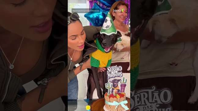 Cachorro acolhido por cantora na Paraíba ganha festa de mesversário de adoção #shorts