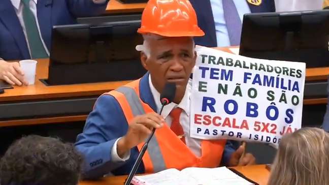 Deputado acredita ter votado errado em comissão da PEC do fim da escala 6x1, mas era suplente e não podia votar