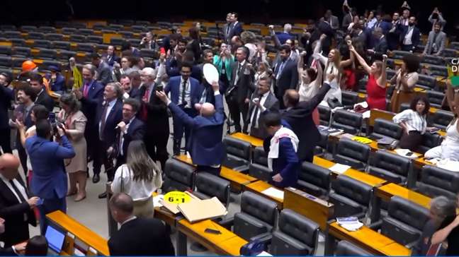 Veja a festa dos deputados após a aprovação do fim da escala 6x1 na Câmara
