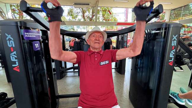 Idoso de 102 anos treina quase todo dia e atribui longevidade à exercício