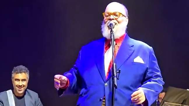 Ed Motta ironiza após fã jogar rolha no cantor durante show: ‘Posso guardar?’