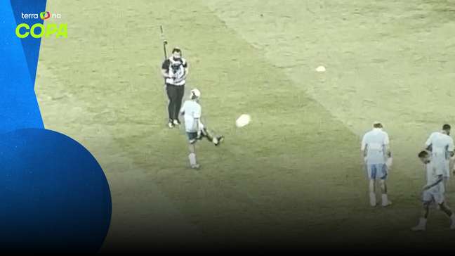 Fora de combate, Neymar não resiste, vai a gramado e chuta bola no Maracanã