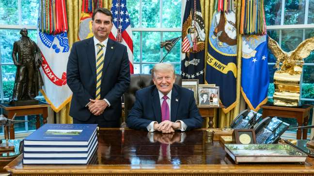 Trump posta foto com Flávio Bolsonaro horas após proposta de taxação ao Brasil: 'Jovem inteligente'