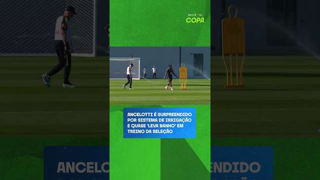 Ancelotti é surpreendido por sistema de irrigação e quase 'leva banho' em treino da Seleção #shorts