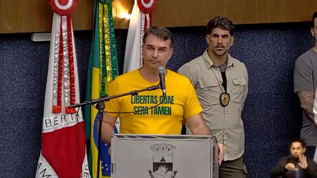 Sem provas, Flávio Bolsonaro diz que Lula enviou sinal a facções criminosas para executá-lo