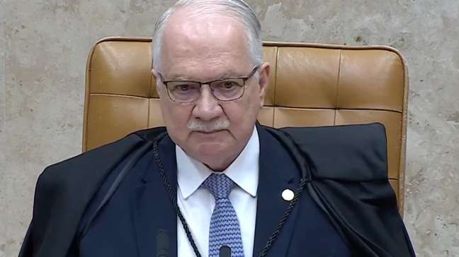 Edson Fachin adverte advogado por falta de acessório em sessão do STF: ‘Não está trajando’
