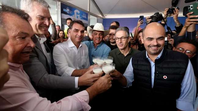 Zema e Flávio Bolsonaro brindam com leite e defendem união da direita em evento em MG