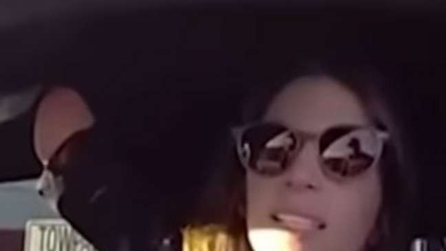 Mulher multada por mexer no celular enquanto dirigia mostra à polícia que tem apenas uma mão