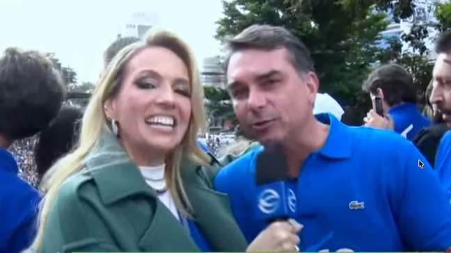 Flávio Bolsonaro vai à Marcha para Jesus e diz que Brasil passa por 'guerra espiritual'
