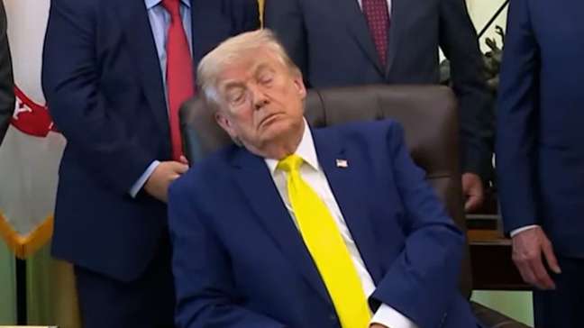 Trump é flagrado tirando um cochilo durante reunião na Casa Branca