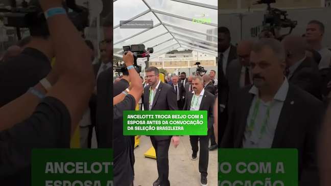 Ancelotti chega ao Museu do Amanhã e beija a esposa antes da convocação da Seleção Brasileira