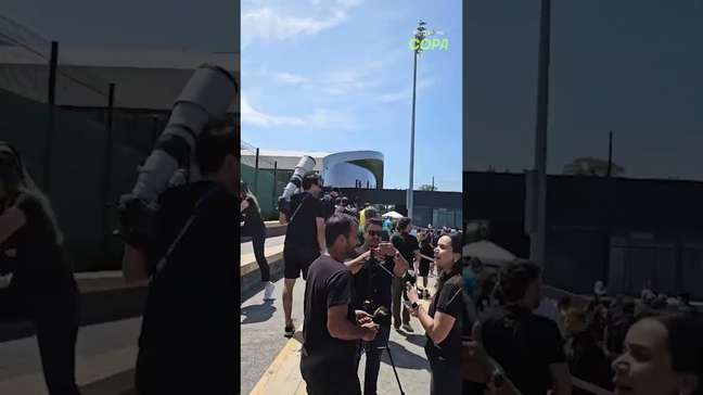 Bastidores da Copa: a debandada dos jornalistas quando fecha o treino da Seleção #shorts