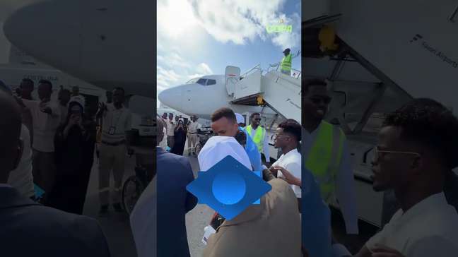 Voltou como herói! Árbitro impedido de entrar nos EUA chega à Somália com festa #shorts