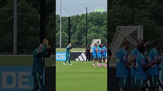 Ancelotti passa por 'corredor polonês' em dia do aniversário; assista #shorts