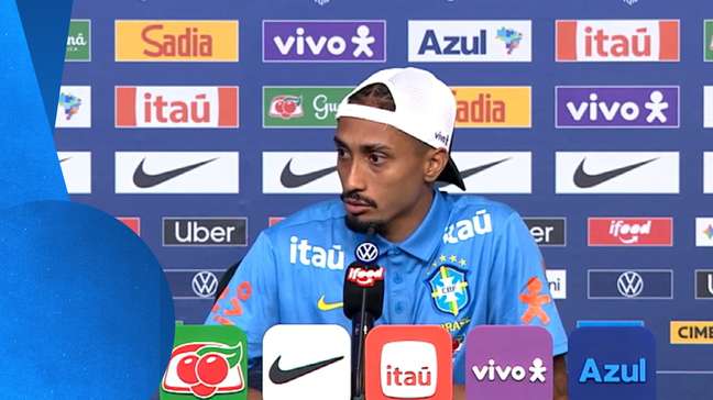 Raphinha não arrisca inglês ao responder jornalista e causa risos ao perguntar se todos entenderam
