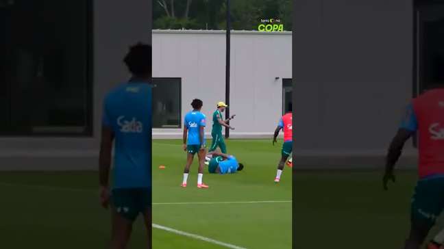 Paquetá fica no chão e levanta mancando após levar pisão de Vini Jr em treino da Seleção #shorts