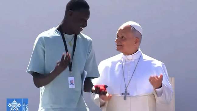 Papa Leão XIV faz ‘six-seven’ após brincadeira com jovem senegalês; veja vídeo