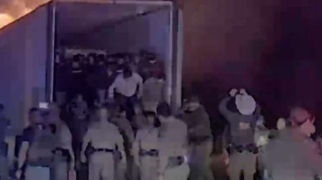 Veja o resgate de 39 imigrantes de caminhão em chamas nos EUA; grupo foi preso na sequência