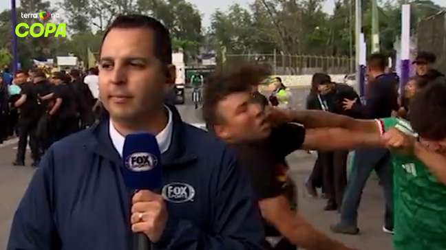 Troca de socos entre mexicanos interrompe entrada ao vivo de repórter; veja