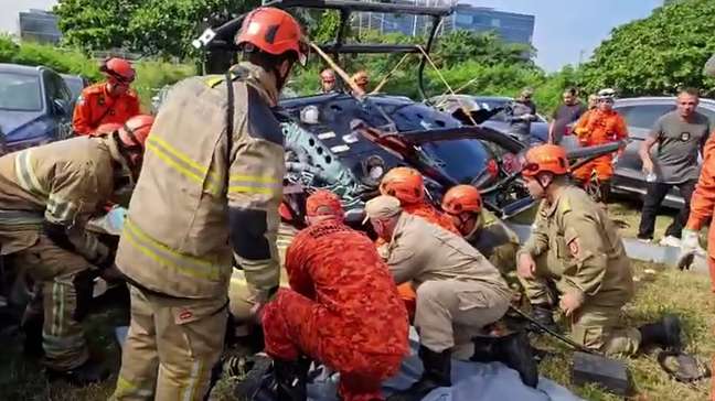 Bombeiros divulgam imagens dos destroços de colisão de helicópteros no Rio