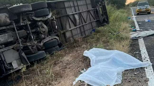 Acidente com ônibus de time de basquete deixa mortos e feridos no Ceará